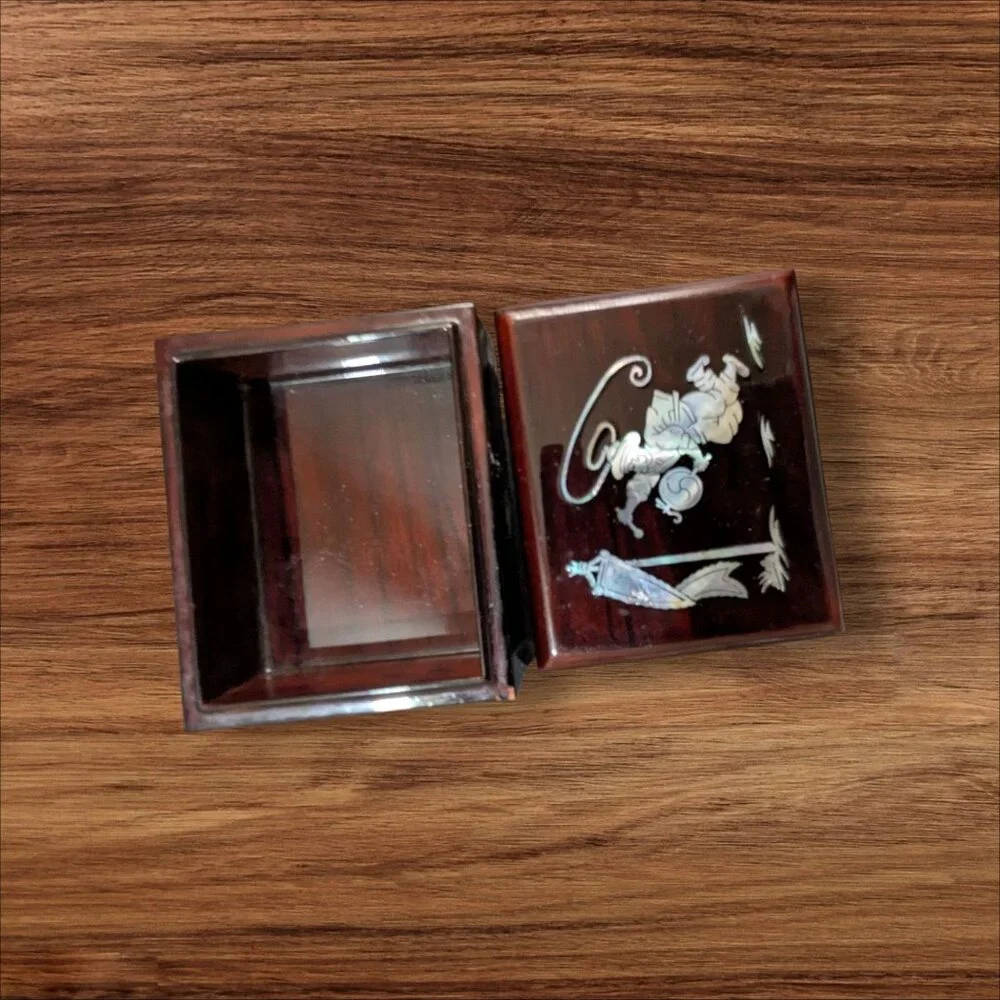 Vintage Wooden Trinket Box With Inlaid Mother-Of-Pearl‎ Design